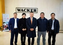 董事長尹國平、董事總經(jīng)理張振豐、副總尹嵐等領(lǐng)導出席瓦克年度總結(jié)會議